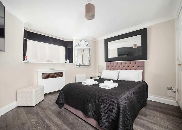 Luxury Flat In Cheslea Prime Location